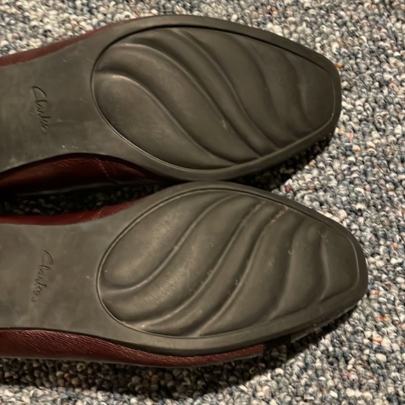 Burgundy Clark flats with patent tip. - Picture 6 of 8